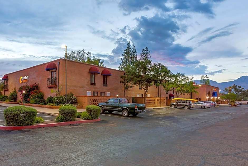 Comfort Suites Tucson near Sabino Canyon