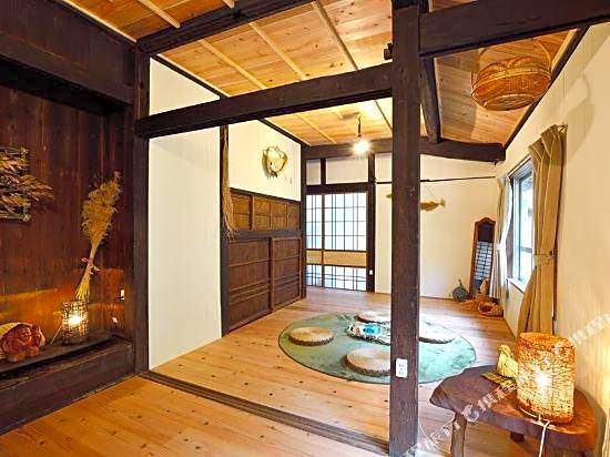 Nerome01 Okinawan Traditional House in Yambaruvs