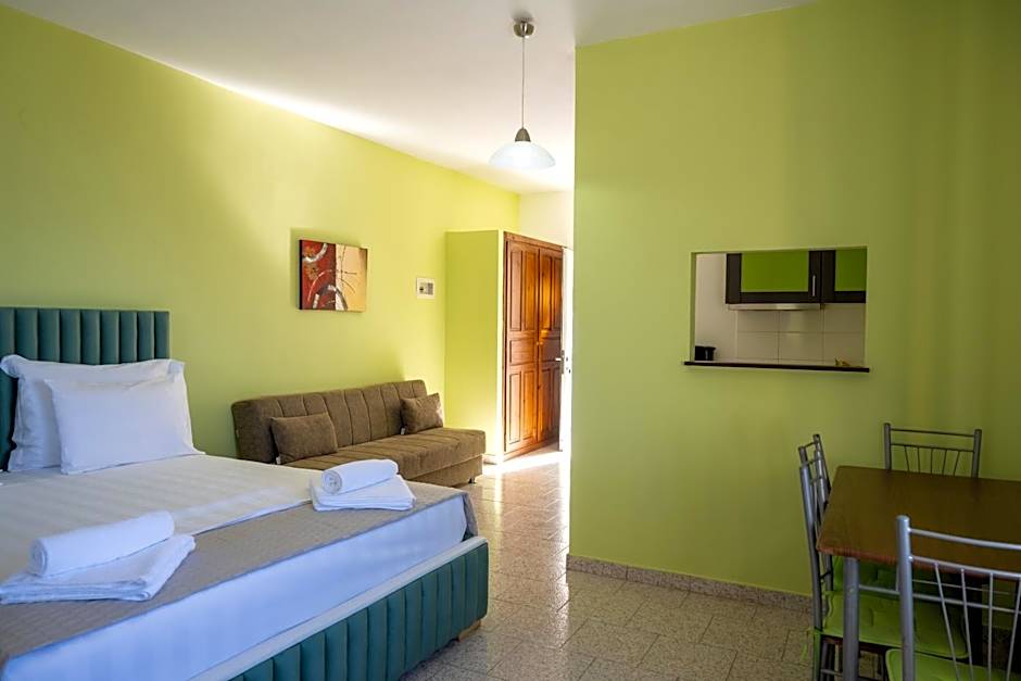 Crystal Blue Hotel, Barbati