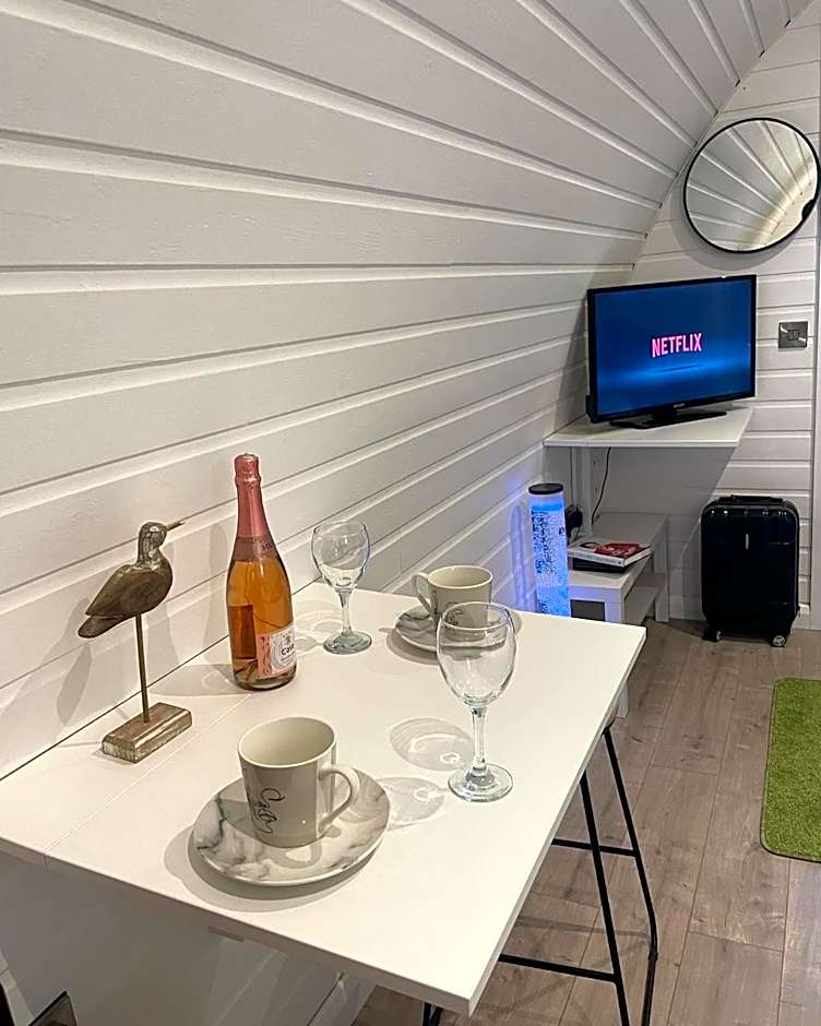 Paddock Pod - Sleeps 4 & Roofed Over Private Hot Tub & NEW SAUNA