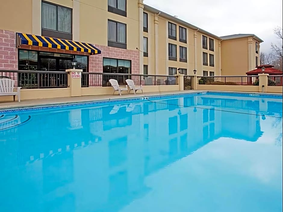 Holiday Inn Express & Suites Charlotte Arpt-Belmont By IHG
