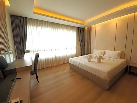 Deluxe Family Pool View