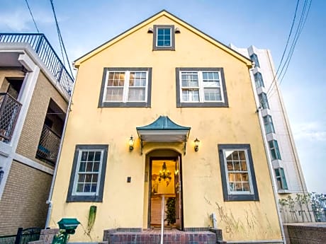 IZA Enoshima Guest House and Bar