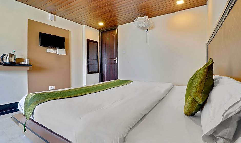 Treebo Mayur, Mall Road