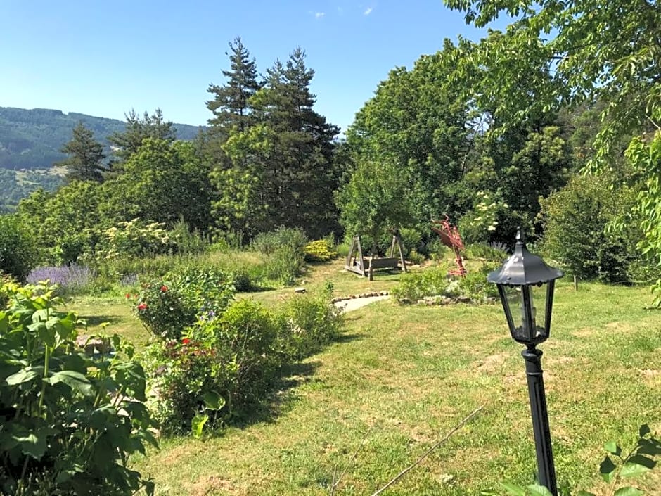 Les Grangeonnes, gîtes nature, piscine, sauna pour accueil familiale ou de groupe