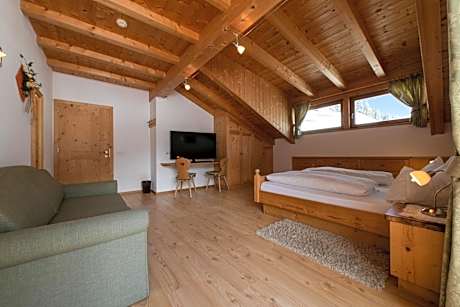 Deluxe One-Bedroom Apartment