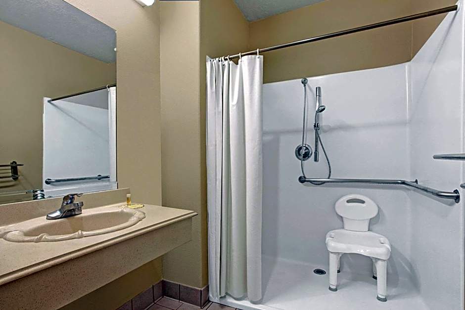 Days Inn & Suites by Wyndham Houston North/Spring