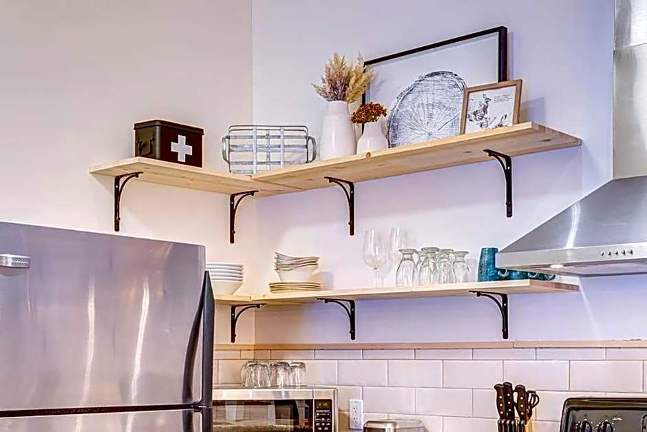 Mountain Retreat, Pool & Hot Tub, BBQ, Patio, King Bed, Sleeps 6!