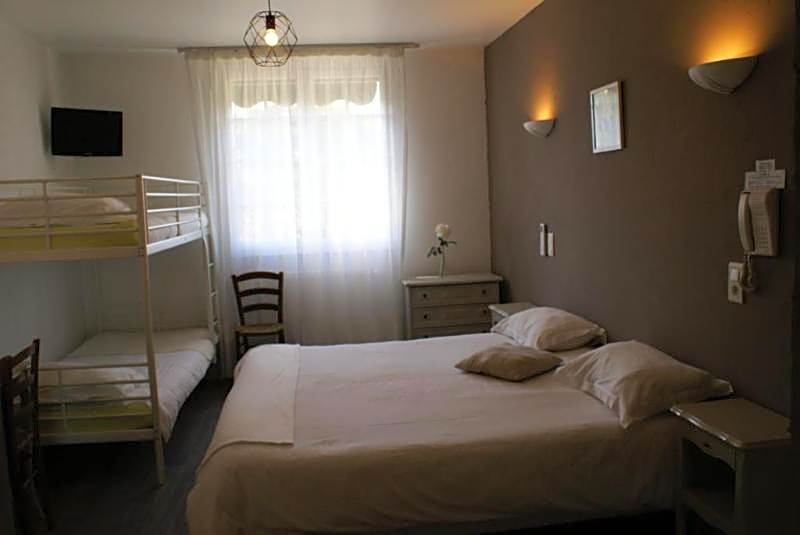 Logis Hotel le Petit Manoir Rest. la Tonnelle