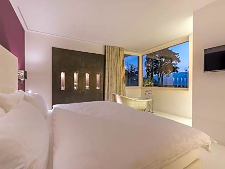 Deluxe One-Bedroom Apartment with Jacuzzi