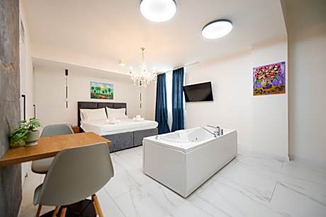 Queen Room with Spa Bath and Sauna - Basement