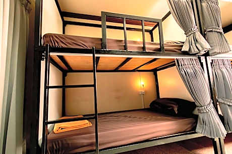 1 Person in 8 Bunk Bed Dormitory with Shared Bathroom, Female Only