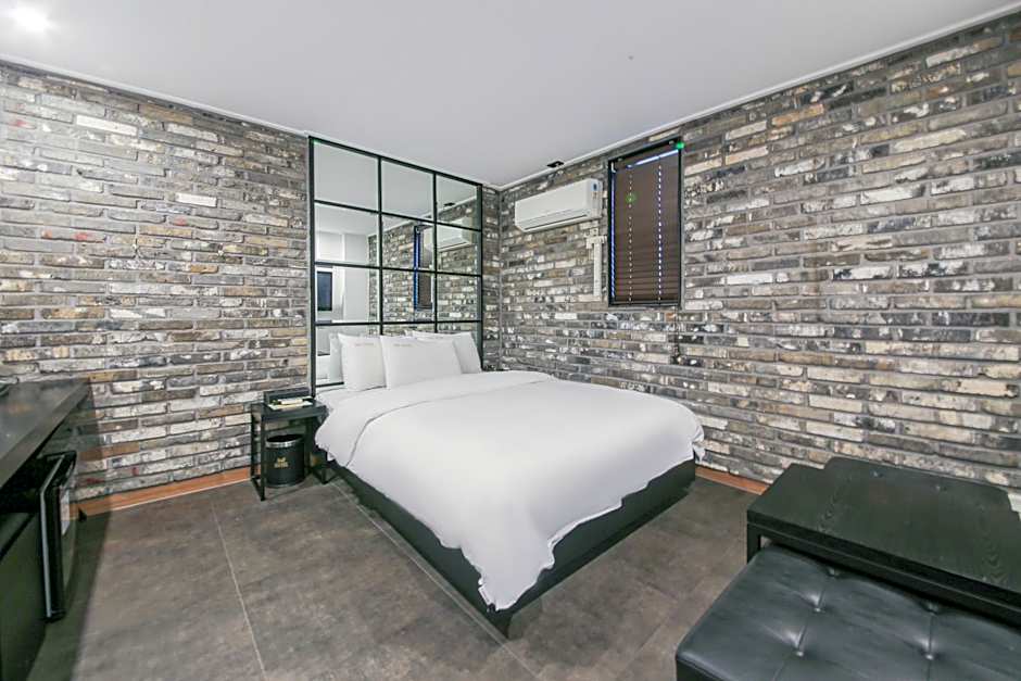 B&F Hotel