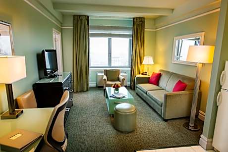 One-Bedroom Queen Suite