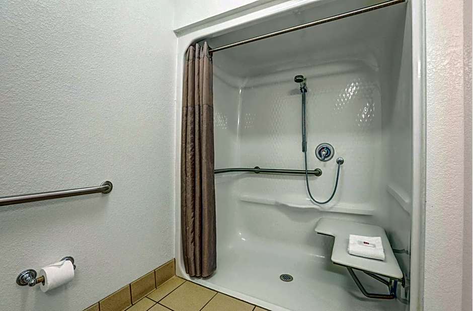 Howard Johnson by Wyndham Lemoore