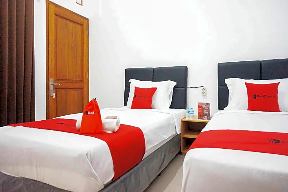RedDoorz @ Jalan Danau Limboto