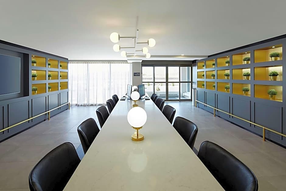 DoubleTree By Hilton Montreal Airport