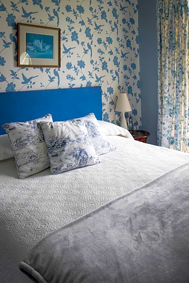 Whitehouse Country House