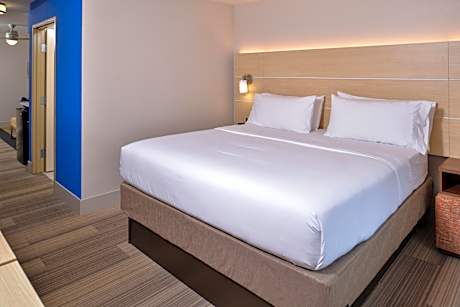 1 King Bed Suite Mobil Access Tub