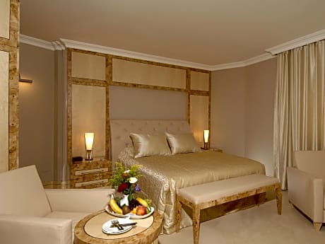 Corner Deluxe Room