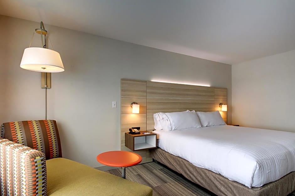Holiday Inn Express & Suites Galesburg, an IHG Hotel
