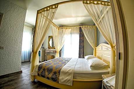Deluxe Double Room with Balcony and Sea View