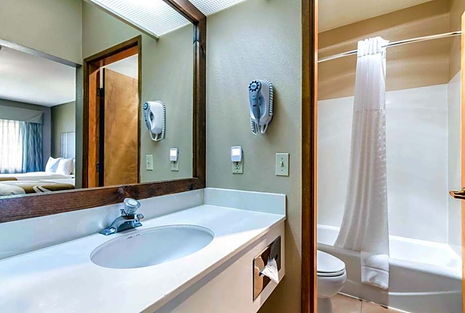 Quality Inn & Suites Bainbridge Island