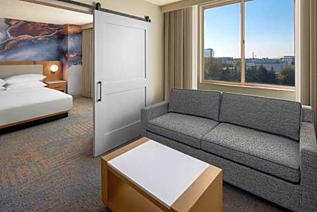 Tower Suite - 1 King, 1 Bedroom Deluxe Suite (Mobility &amp; Hearing Accessible w/ Roll-in Shower)