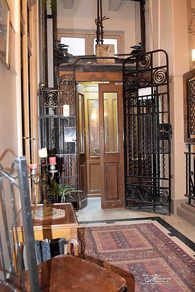 Triomphe Hostel