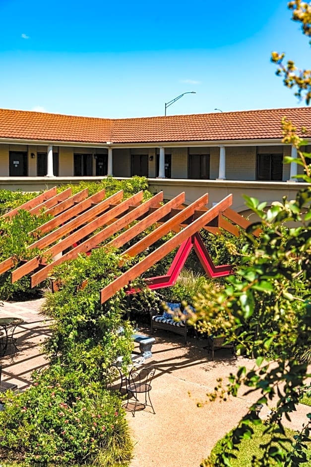 Vineyard Court Designer Suites Hotel