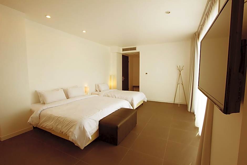 Photo 1 of 14 of 1 Double Bed and 1 Twin Bed