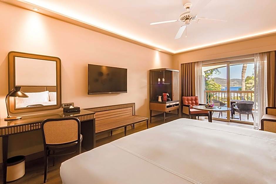 Photo 1 of 6 of Suite, Pool View