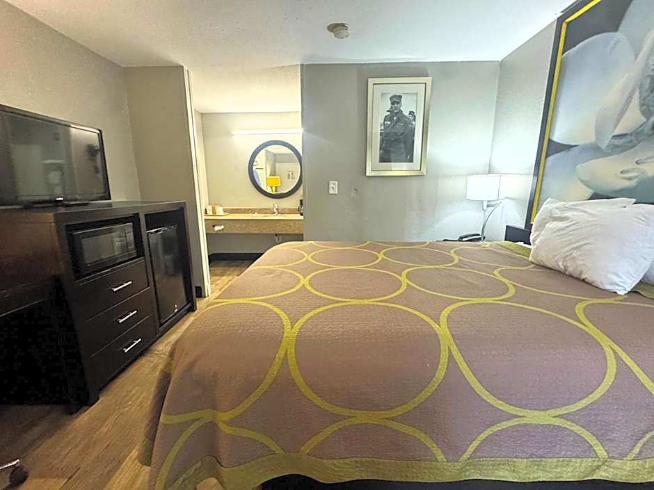 Super 8 by Wyndham Tupelo Airport