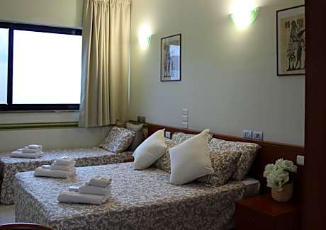 Standard Queen Room with Single Bed