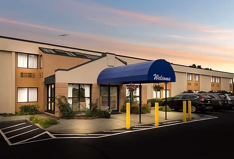 All Seasons Inn & Suites