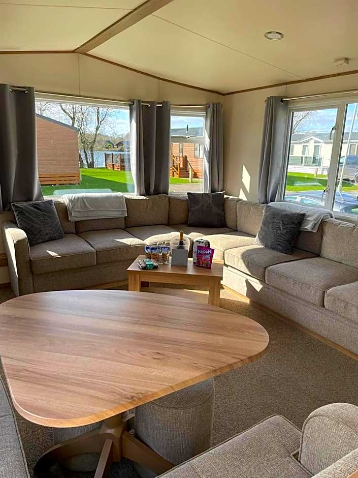 Hot Tub Breaks at 35 Merlin Point Tattershall