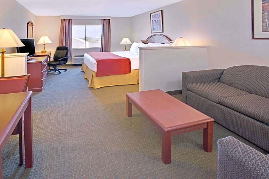 Days Inn & Suites by Wyndham Laurel Near Fort Meade