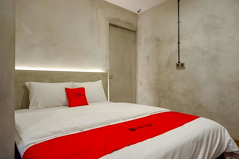 RedDoorz Plus near Kawasan Sam Poo Kong Semarang