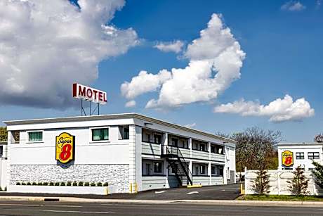 Super 8 by Wyndham Lindenhurst