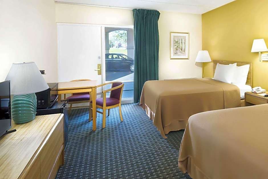 Howard Johnson by Wyndham Newburgh