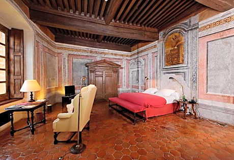 Classic Courtyard Suite