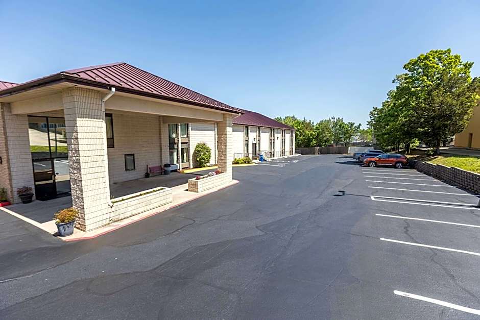 Super 8 by Wyndham Branson/Andy Williams Theatre