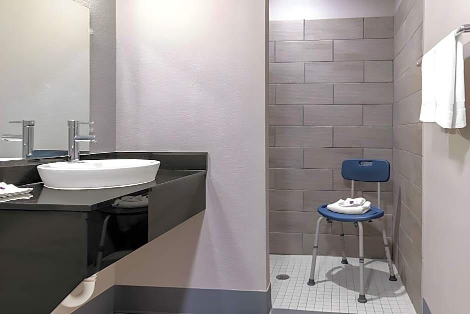 Motel 6 Topeka, KS - Northwest