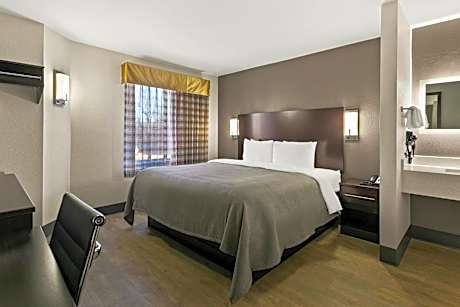 1 King Bed, Nonsmoking