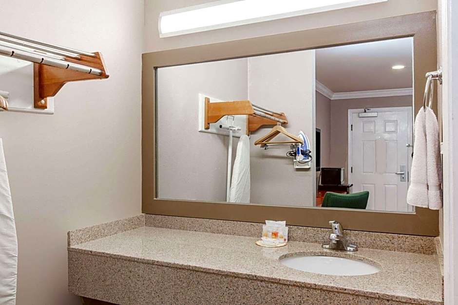 Days Inn by Wyndham San Francisco S/Oyster Point Airport