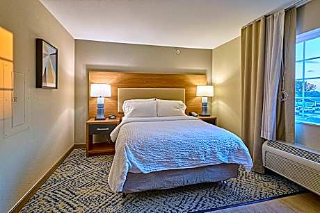 Studio Suite 1 Queen Hearing Mobility Accessible Tub