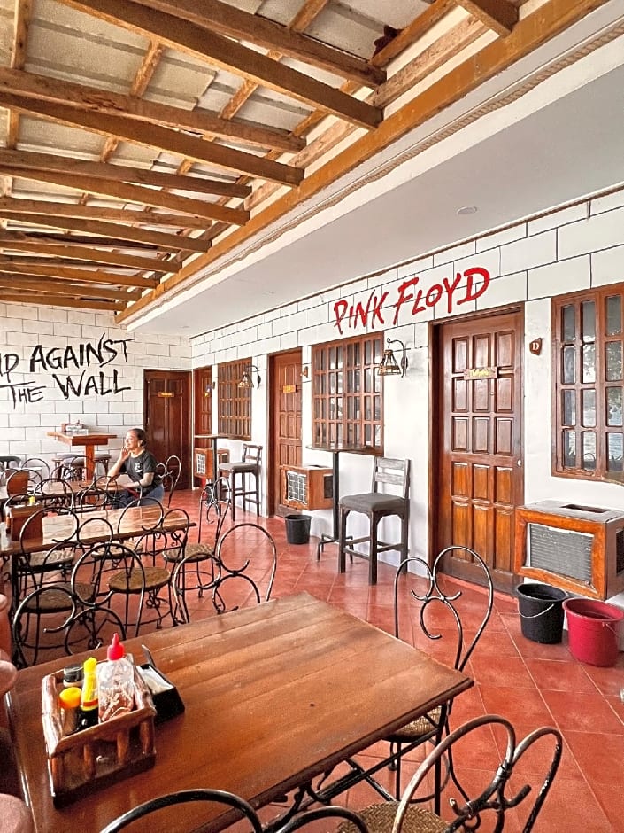 Harleys Pub And Hotel