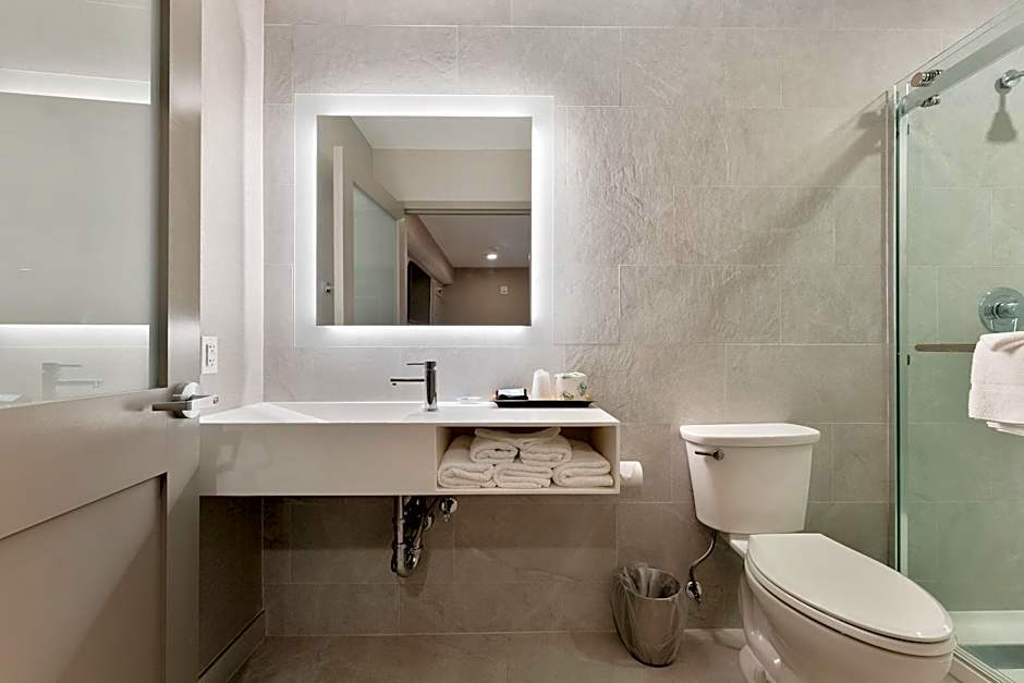 Oceanic Hotel & Barefoot Tiki Bar