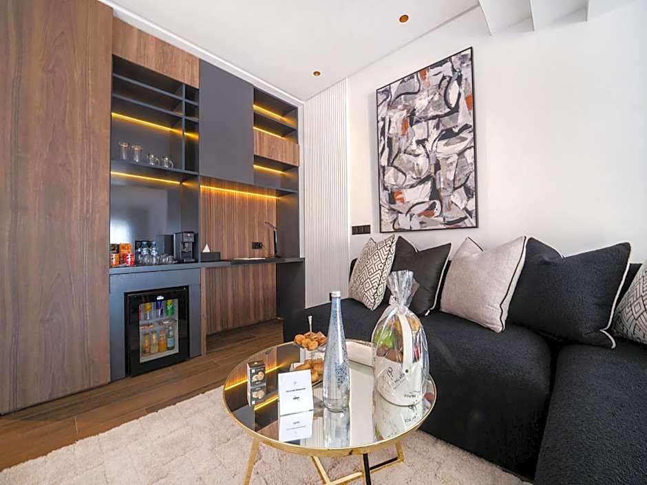 Petit Palace Suites Hotel