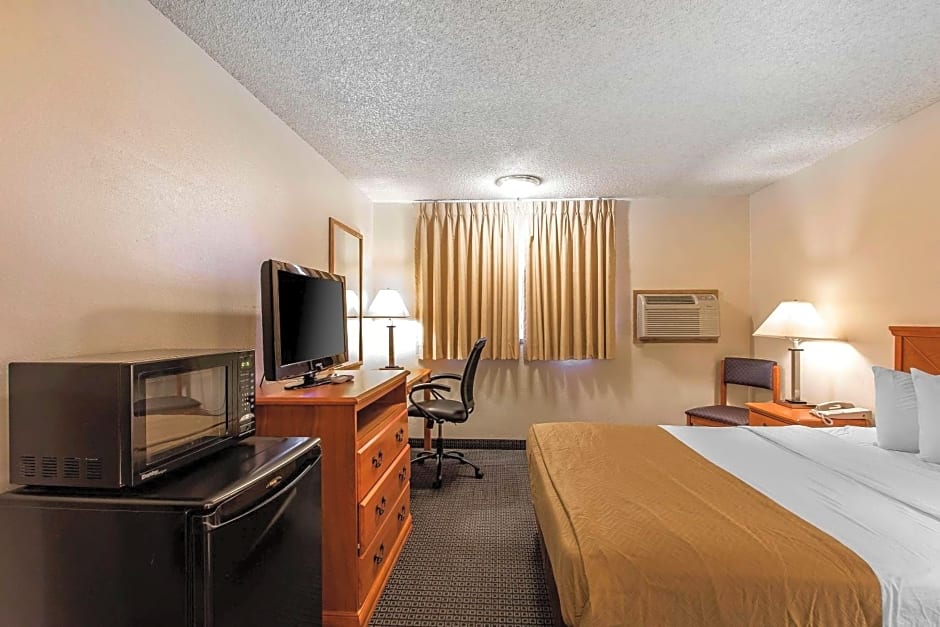 Econo Lodge  Inn & Suites Clinton